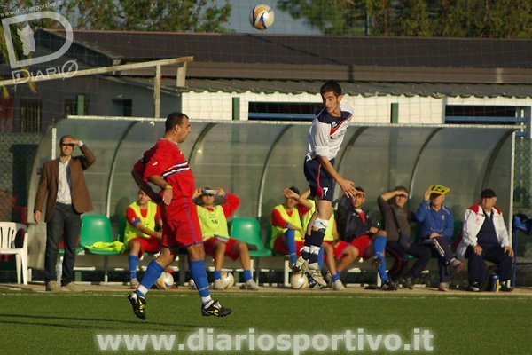 Nicola Lazzaro respinge di testa